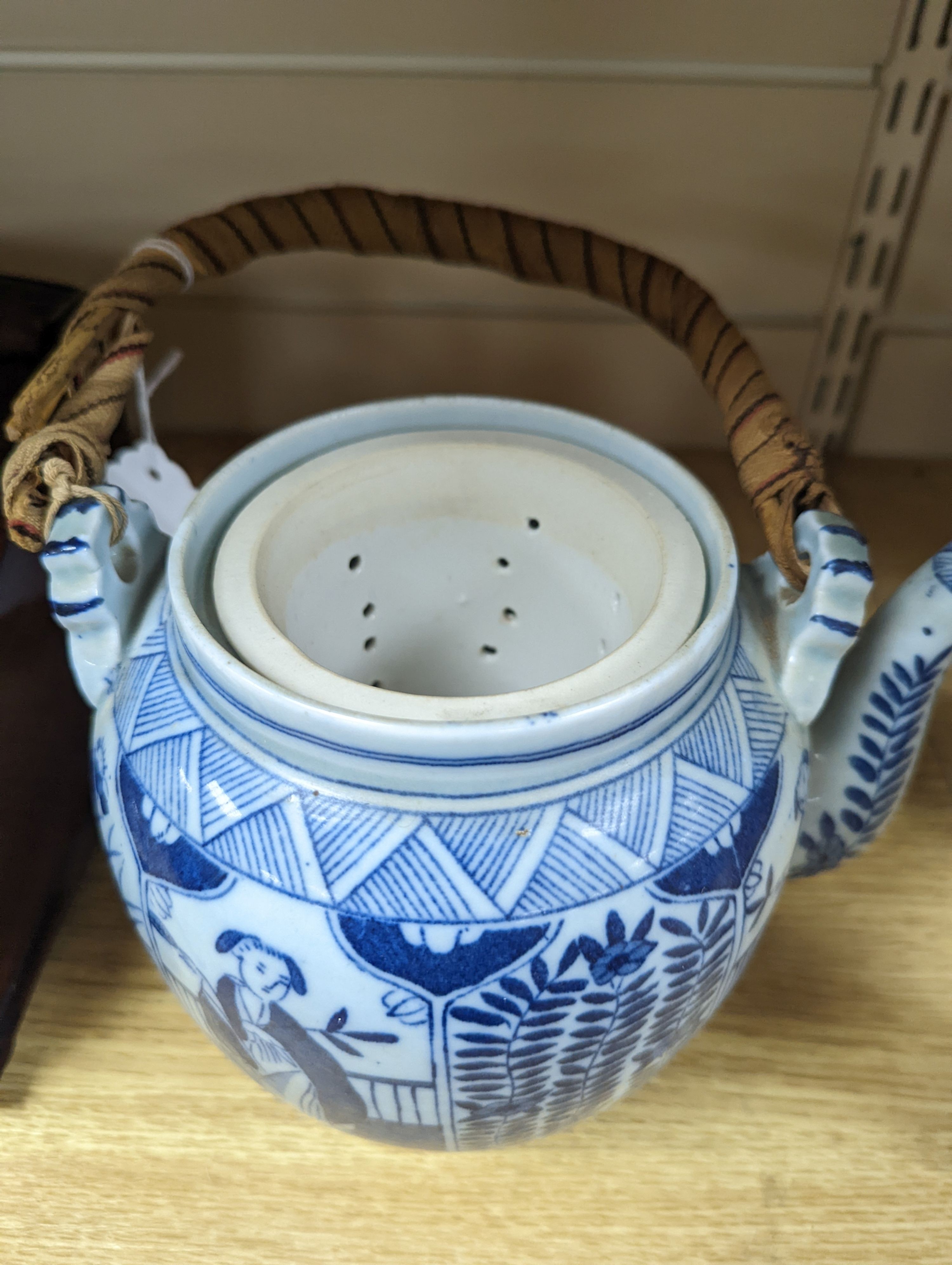 A Chinese blue and white small vase and a teapot 19cm
